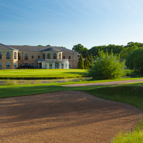 <p>18th Hole</p>
<p>Views of the hotel</p>