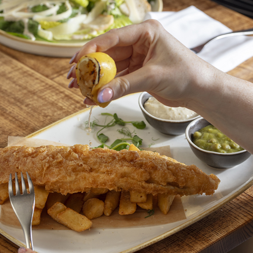 <p>CRISPY BATTERED FISH AND THICK CUT CHIPS</p>